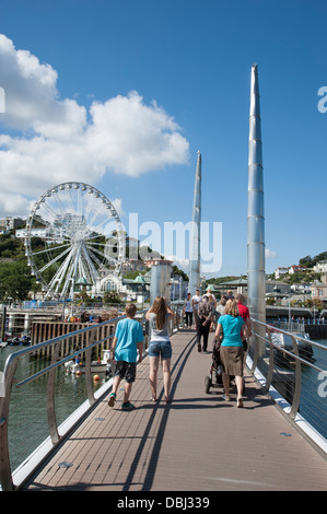 Torquay, Devon, Inglaterra el Inner Harbor y el Puente del Milenio en este popular balneario Foto de stock
