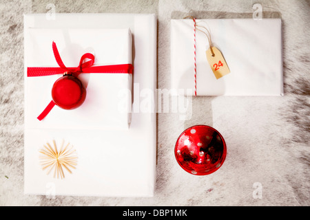 Decoración de Navidad, paquetes de regalo, Munich, Baviera, Alemania Foto de stock