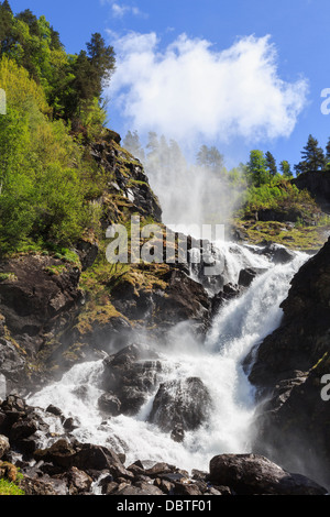 Fuerza poderosa de la espectacular cascada Latefossen a comienzos del verano, cerca de Odda, Hardanger, Hordaland, Noruega, Escandinavia Foto de stock