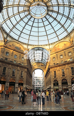 Una cúpula de cristal en el centro comercial Galleria Vittorio Emanuele II,  Milán, Italia Fotografía de stock - Alamy