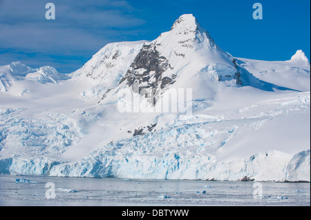 Glaciares y icebergs en Cierva Cove, La Antártica, regiones polares Foto de stock