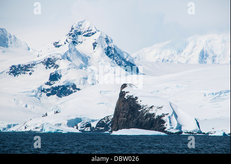 Glaciares y icebergs en Cierva Cove, La Antártica, regiones polares Foto de stock