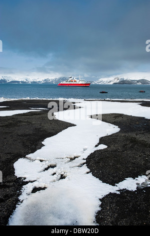 Anclaje de cruceros en el cráter volcánico de la Isla Decepción, Islas Shetland del Sur, Antártida, las regiones polares Foto de stock