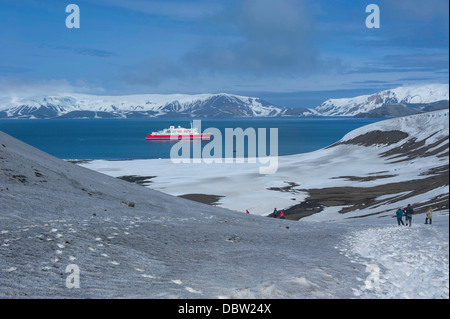 Anclaje de cruceros en el cráter volcánico de la Isla Decepción, Islas Shetland del Sur, Antártida, las regiones polares Foto de stock
