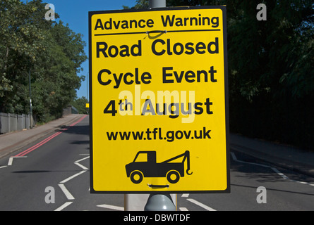 Transporte en Londres señal de advertencia anticipada dando detalles de un cierre de carretera debido a un evento de ciclismo, East Sheen, Londres, Inglaterra Foto de stock