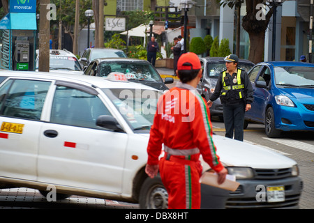 El policía de tráfico en las calles del distrito de Miraflores de Lima en Perú. Foto de stock