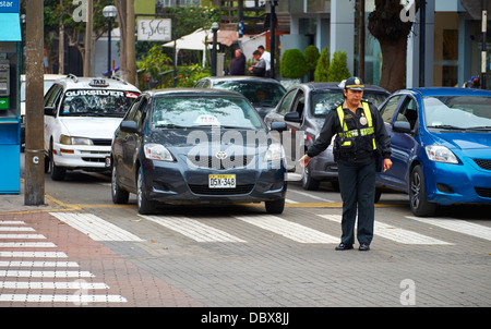 El policía de tráfico en las calles del distrito de Miraflores de Lima en Perú. Foto de stock
