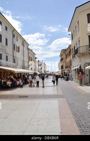 Calle peatonal, en Bardolino, en el Lago de Garda.
