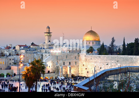 El horizonte de la ciudad vieja en el Muro Occidental y el Monte del Templo en Jerusalén, Israel. Foto de stock