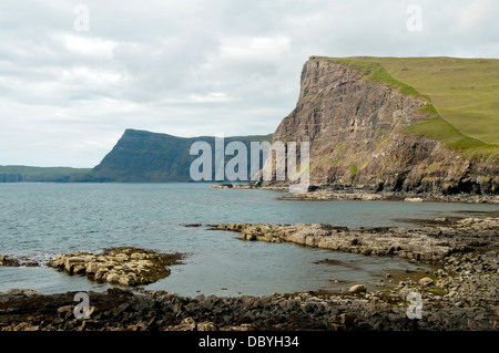 Y Ramasaig Waterstein Head Cliff Bay, Duirinish Ramasaig de costa, la Isla de Skye, Escocia, Reino Unido