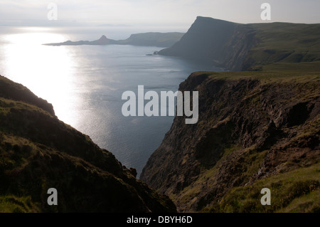 Punto Neiss y cabeza de Waterstein Ramasaig acantilado. Costa Duirinish, Isla de Skye, Escocia, Reino Unido