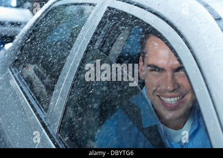 Retrato del hombre sonriente en coche