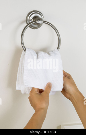 Toalla de mano blanca colgando en el colgador en WC baño para la limpieza y  secado de la mano. Concepto de la higiene y el cuidado en el hogar wc  Fotografía de