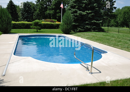 Piscina De Natación Residenciales Enterradas En El Patio Trasero Con Cascada  Y Jacuzzi Fotos, retratos, imágenes y fotografía de archivo libres de  derecho. Image 11175878