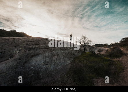 Mujer de pie sobre la montaña en Topanga, California
