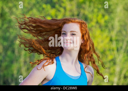 Retrato de una adolescente con largo pelo rojo