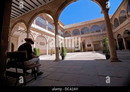 Turista en el patio interior de la Universidad de Baeza, Antonio Machado, un sitio del Patrimonio Mundial, Andalucía, España Foto de stock