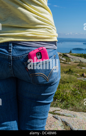 Mujer colocando teléfono celular en el bolsillo posterior