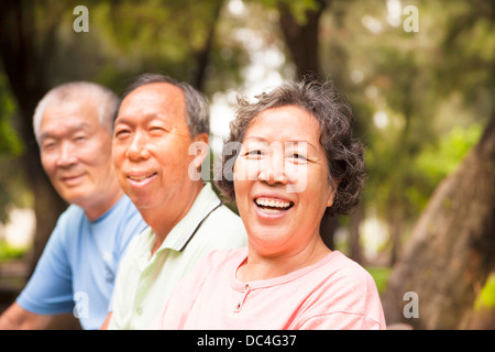 Feliz ancianos asiáticos en el parque
