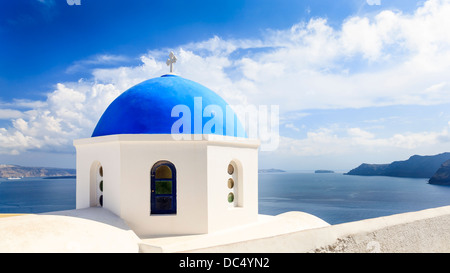 Hermosa iglesia de cúpula azul con vistas al mar Egeo en Oia, Santorini, Grecia, Europa Foto de stock