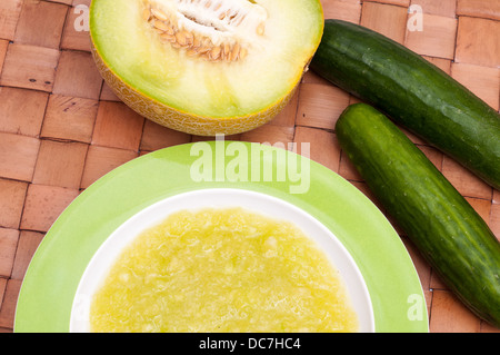 Sopa fría en un plato con verduras y frutas Foto de stock