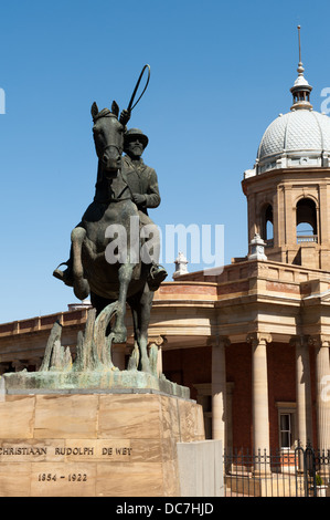 Estatua de Christiaan de Wet por Coert Steynberg en la cuarta Raadsaal, Bloemfontein, Sudáfrica Foto de stock