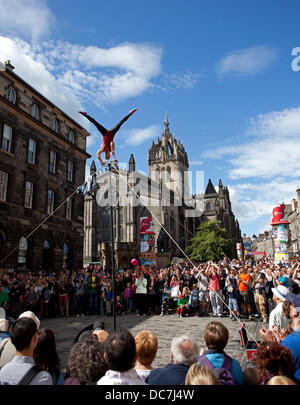 Edimburgo, Reino Unido. 11 Aug, 2013. Grandes audiencias reunir bajo el sol en la Royal Mile de Edimburgo para estar entretenido por el altamente hábil artistas callejeros durante el Festival Fringe de Edimburgo. Foto de stock