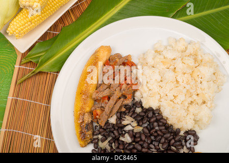 Pabellón Criollo venezolano, reuniendo a algunos de los clásicos básicos de alimentos latinoamericanos Foto de stock