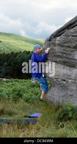 Escalador trepar rocas al borde Burbage South, Derbyshire Peak District National Park, Inglaterra, Reino Unido, Estados, Reino, Gran, BRI