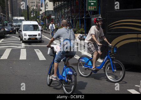 2 ciclistas tanto ride Citi Motos, parte del nuevo sistema de alquilar una bicicleta en la Ciudad de Nueva York. Foto de stock