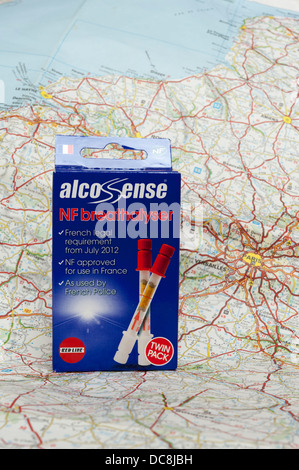 Alco sentido Breathalyser kit en un mapa de Francia. Foto de stock
