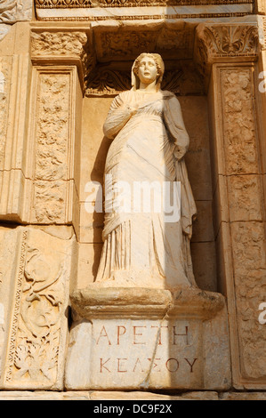 Estatua de nicho dentro de la Biblioteca de Celso en Éfeso, Costa del Mar Egeo, Turquía Foto de stock