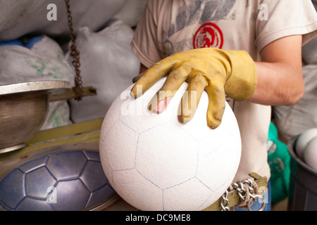 A la verdad pobreza mensual Un trabajador maneja un balón de fútbol o voleibol imprimir el patrón para  el cuero en una fábrica, Mongui Boyacá Distrito en Colombia Fotografía de  stock - Alamy