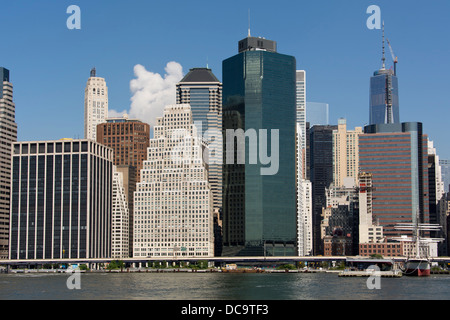Lower Manhattan skyline visto desde el East River. La Ciudad de Nueva York, NY, EE.UU.