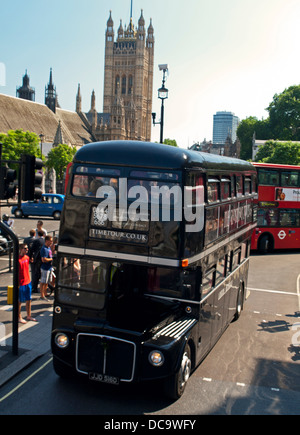 Los tours en autobús autobuses Routemaster fantasma en Parliament Street, cerca de la ciudad de Westminster, Whitehall