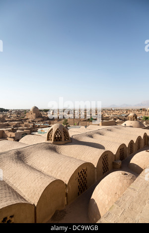 El techo del lado salón de oración, mezquita del Viernes, Yazd, Irán, con vista de la ciudad Foto de stock