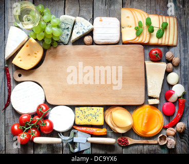 Diversos tipos de queso con espacio vacío concepto de fondo Foto de stock