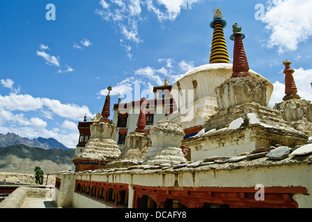 Stupas en un monasterio de Lamayuru Foto de stock