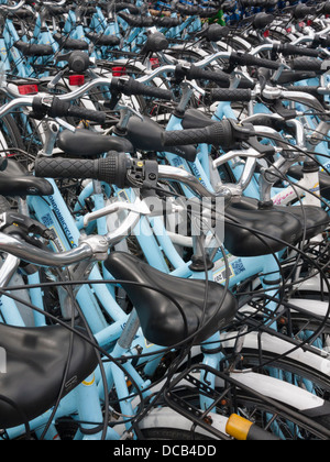Las bicicletas se alinearon para alquilar en Londres Bicicleta Co Southbank de Londres Reino unido