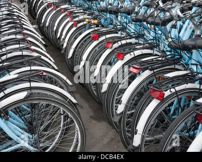 Las bicicletas se alinearon para alquilar en Londres Bicicleta Co Southbank de Londres Reino unido