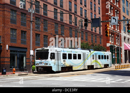 MTA Penn tren ligero vaivén esperando en el cruce de carreteras, de la ciudad de Baltimore, Maryland, EE.UU. Foto de stock