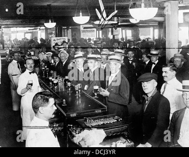 Interior de un bar abarrotado, momentos antes de la medianoche, el 30 de junio de 1919, cuando entró en vigor la prohibición de la ciudad de Nueva York Foto de stock