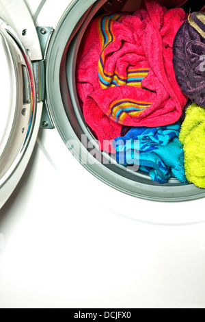 Toallas de color en la lavadora Foto de stock