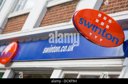 19/08/2013 Swinton Insurance almacenar firmar en Southend-on-sea Foto de stock