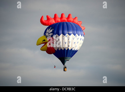 Bristol International Balloon Fiesta 2013, mostrando el ascenso y aterrizaje masivo de más de 100 globos en este evento anual del Reino Unido. Foto de stock
