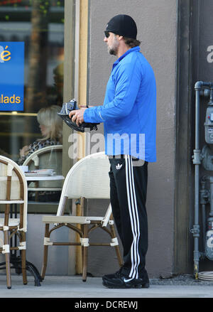 Sureste haz Sin Russell Crowe, vestido con ropa deportiva adidas va en bicicleta en Beverly  Hills. Los Angeles, California - 15.11.11 Fotografía de stock - Alamy