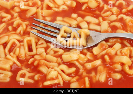 Horquilla con alfabeto ortografía Spaghetti comer sobre un fondo de alfabeto mixto espaguetis