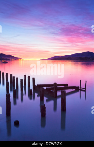 Hermoso amanecer con colores de rosa, naranja y púrpura, a través de Gobernadores Bay, Canterbury, Nueva Zelandia. En el primer plano...