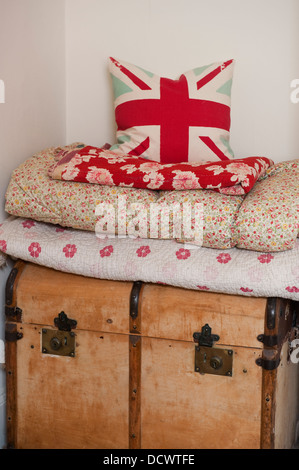 Colchas y telas impresas sobre una manta de verificación en Bristol Home de diseñador tejido británica Emily Bond Foto de stock