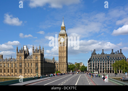 Casas históricas del Parlamento con la cara del reloj de Elizabeth Tower Big Ben y la moderna casa de Portcullis vista desde el puente de Westminster Londres, Inglaterra, Reino Unido Foto de stock